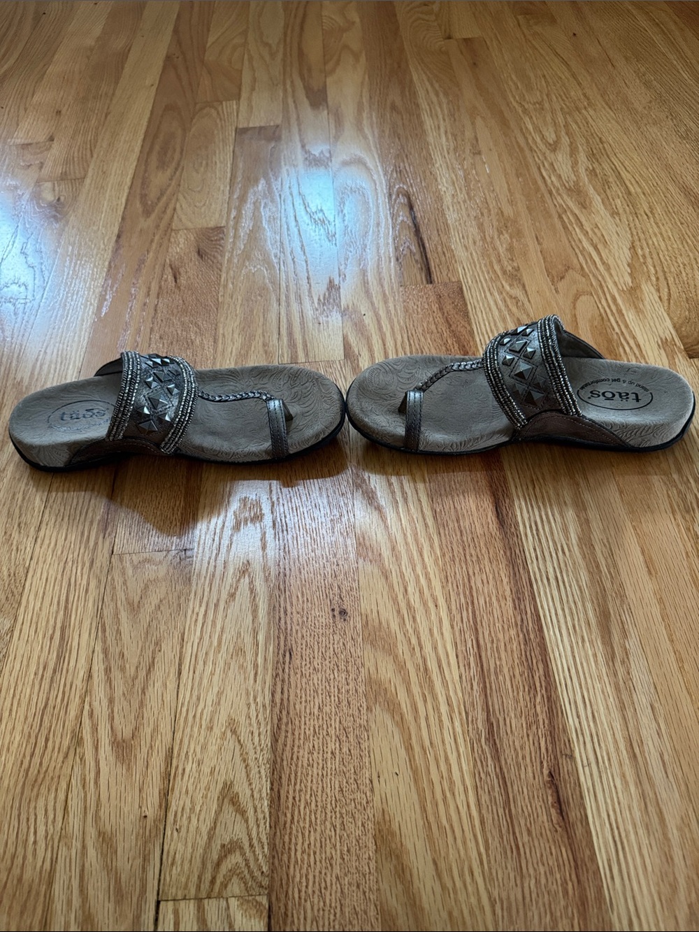 Taos Genie Metallic Pewter Silver Studded Thong Sandals, size 8 - Picture 4 of 6